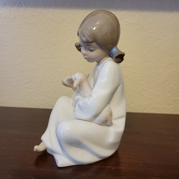 LLADRO NAO Spain PORCELAIN FIGURINE GIRL BOTTLE FEEDING A LAMB - No Box - Picture 2 of 6